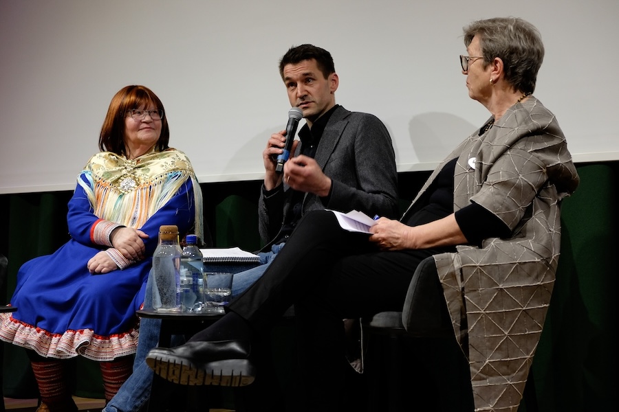 Fotografi fra paneldebatten. Fv. Karen Anne Buljo, Sigmund Løvåsen og Kristin Ørjasæter. Foto: Niklas Ross Lello